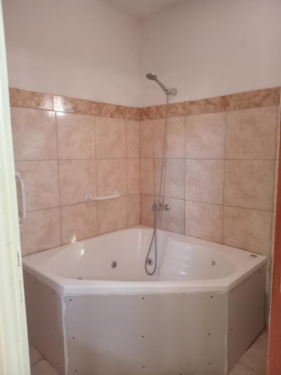 Bardas Del Limay Dormi-Con Hidromasaje - Totalmente Equipado Plottier Bagian luar foto